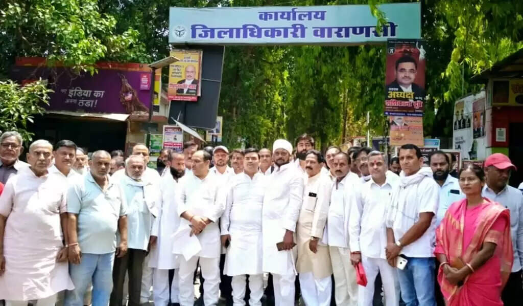 Varanasi : निजी विद्यालयों की मनमानी फीस के खिलाफ कांग्रेस का प्रदर्शन, राज्यपाल को भेजा 6 सूत्रीय ज्ञापन