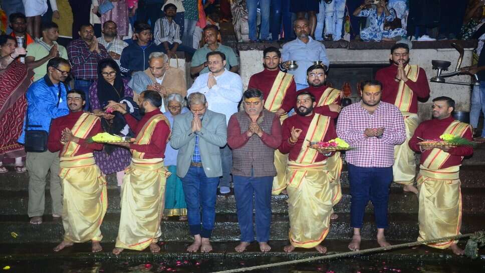 वाराणसी में श्रद्धालुओं की भारी भीड़, गंगा आरती अगले आदेश तक स्थगित
