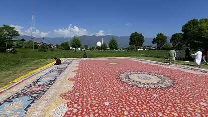 Bhadohi: विश्व की सबसे बड़ी हैंड टफ्टेड कालीन का खिताब भदोही को, गिनीज बुक में दर्ज हुआ कीर्तिमान