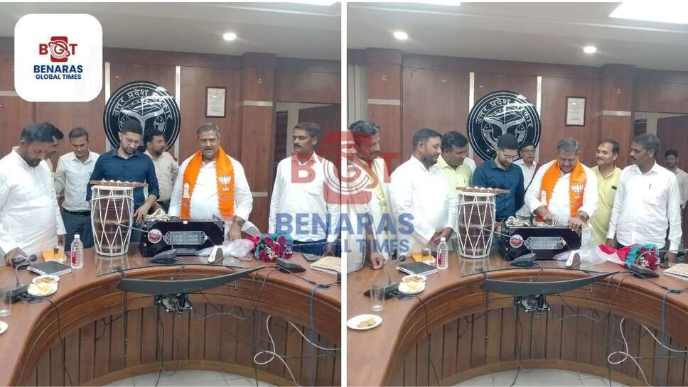 UP Culture Department : स्थानीय लोक कला को बढ़ावा देने हेतु लोक कलाकारों को वितरित की गई वाद्ययंत्र सामग्री