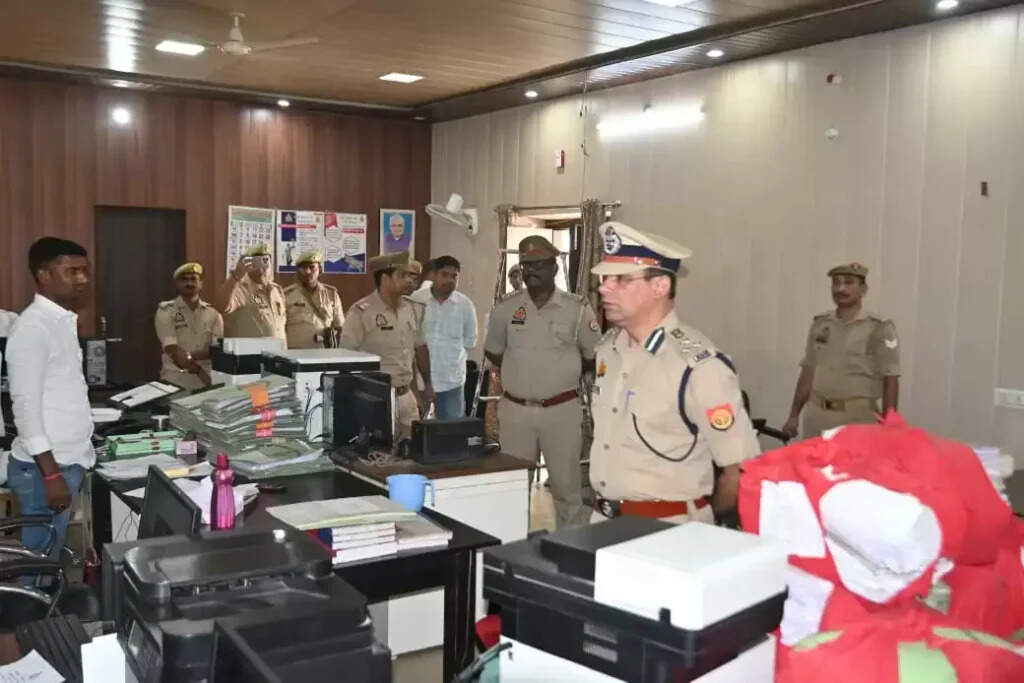 Varanasi Police : नव नियुक्त अपर पुलिस आयुक्त ने यातायात लाइन कार्यालयों का किया निरीक्षण