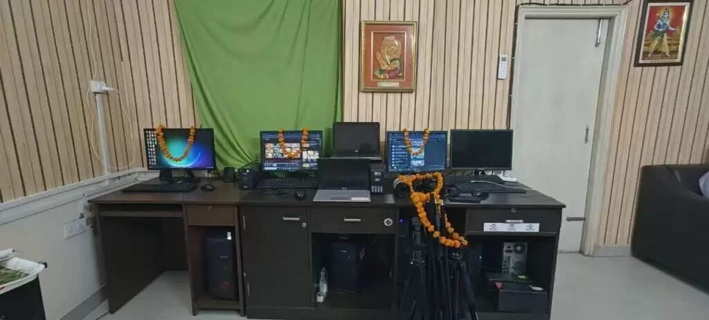 Vishwakarma Puja 2025: Benaras Global Times में धूमधाम से मना विश्वकर्मा पूजा, आदिशिल्पी का हुआ पूजन