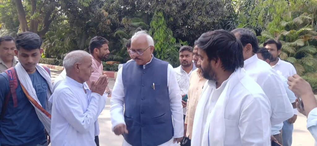 BHU : पीएचडी प्रवेश को लेकर छात्र का धरना जारी, सियासी हलचल तेज