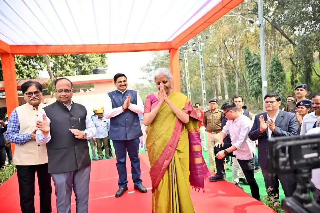 वाराणसी में वित्त मंत्री निर्मला सीतारमण ने किया बरेका निर्मित विद्युत रेल इंजन WAP-7 का लोकार्पण