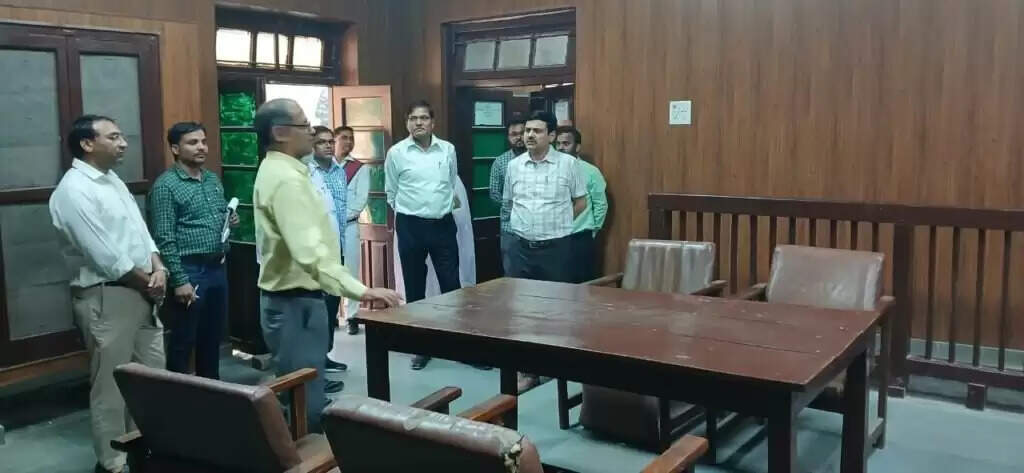 Varanasi court inspection : मंडलायुक्त ने कमिश्नरी न्यायालय का किया निरीक्षण, लंबित मामलों के शीघ्र निस्तारण के निर्देश