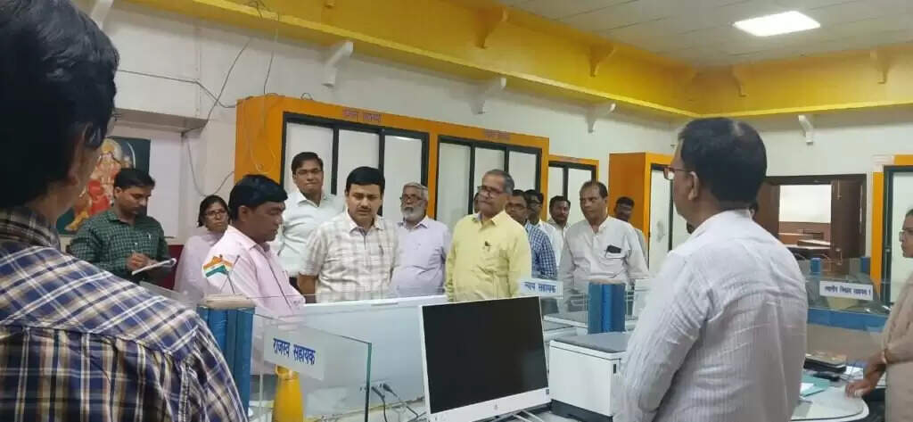 Varanasi court inspection : मंडलायुक्त ने कमिश्नरी न्यायालय का किया निरीक्षण, लंबित मामलों के शीघ्र निस्तारण के निर्देश