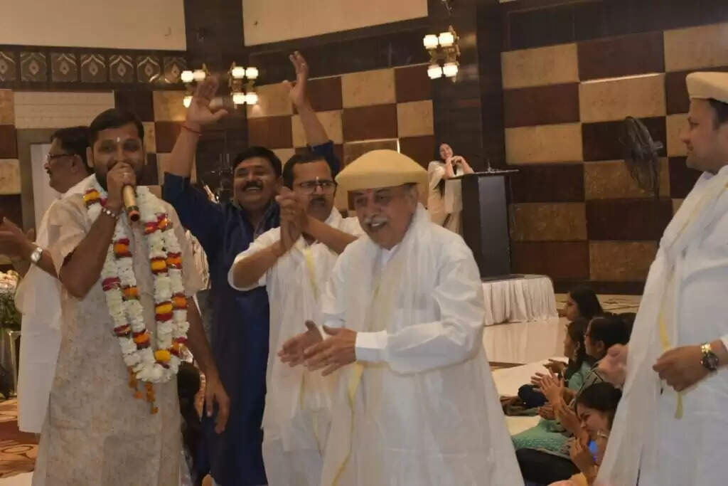 Agarwal Society Election : वाराणसी में अग्रवाल बंधुओं ने आयोजित की भजन संध्या, कोलकाता के शुभम्-रूपम् ने दी भावपूर्ण प्रस्तुति