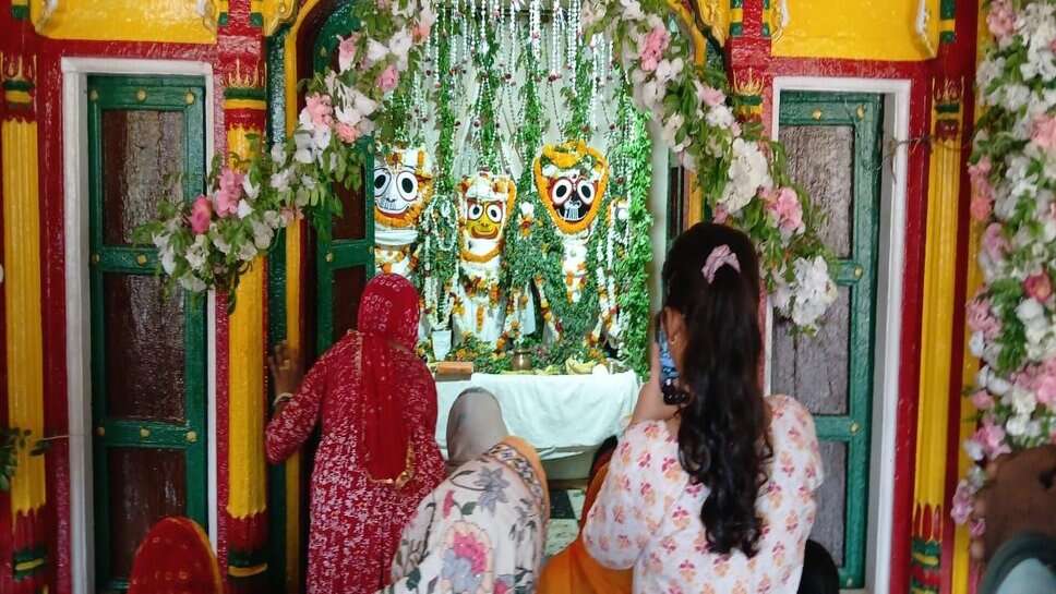 Varanasi : 15 दिनों बाद स्वस्थ हुए भगवान जगन्नाथ, भक्तों को दर्शन के लिए खुले कपाट