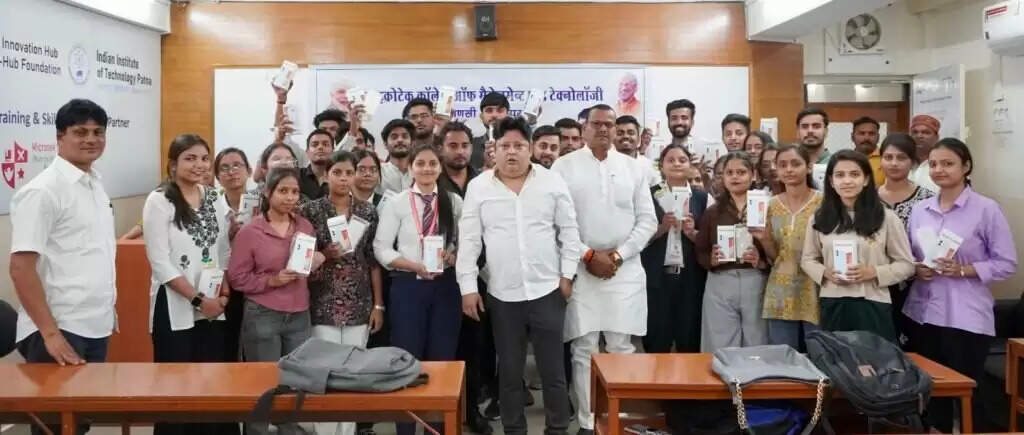 Smartphone Distribution : माइक्रोटेक कॉलेज में छात्रों को मुफ्त स्मार्टफोन का वितरण, डिजिटल शिक्षा को मिलेगा बढ़ावा