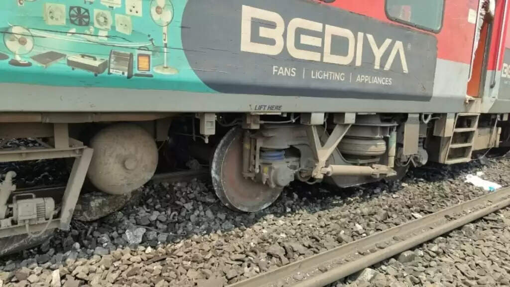 Kamakhya Express Derail: कामाख्या एक्सप्रेस पटरी से उतरी, एक की मौत, कई घायल