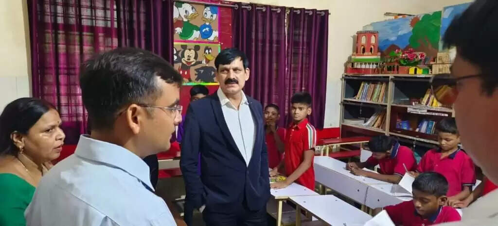 Varanasi : जिला जज और डीएम ने बाल गृहों का किया निरीक्षण, बच्चों की काउंसिलिंग और शिक्षा पर विशेष ध्यान देने के निर्देश