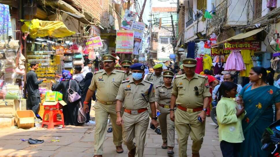 Varanasi : जुम्मा की नमाज को लेकर पुलिस अलर्ट, अपर पुलिस आयुक्त डॉ. एस. चन्नप्पा ने किया संवेदनशील क्षेत्रों का निरीक्षण