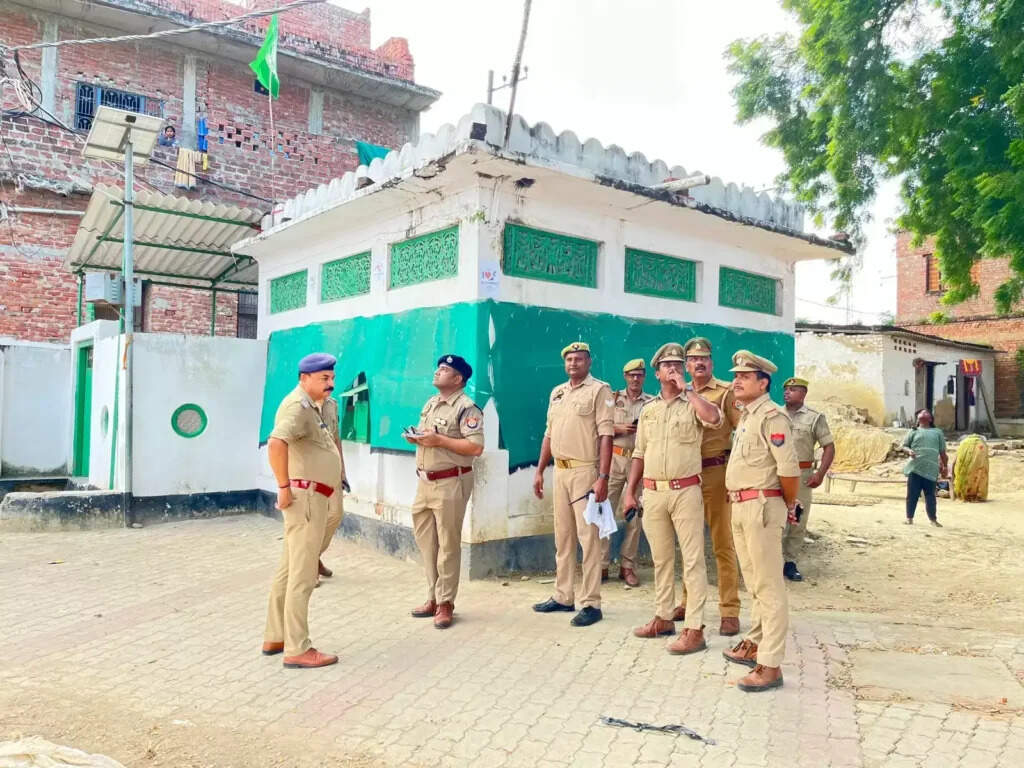 Varanasi Police: जुमे की नमाज को लेकर अलर्ट, कमिश्नरेट पुलिस ने काशी में किया फ्लैग मार्च