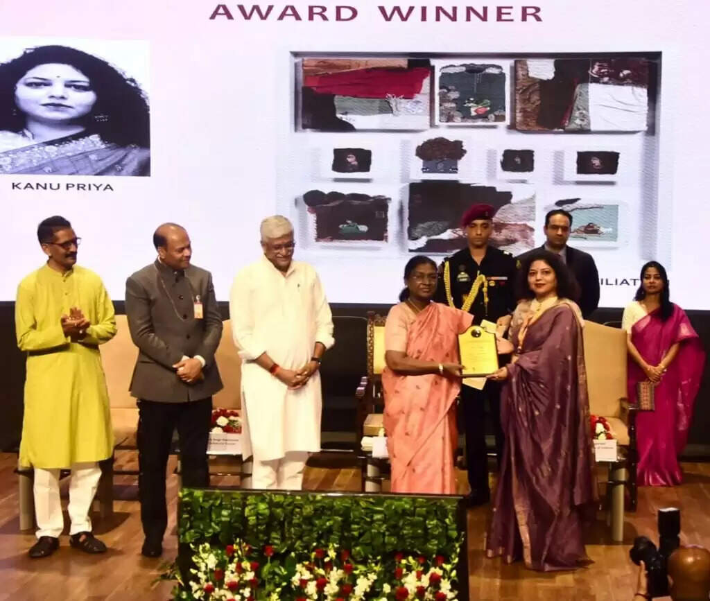 Varanasi: BHU की प्रोफेसर डॉ. कनु प्रिया को ललित कला अकादमी का प्रतिष्ठित पुरस्कार, राष्ट्रपति ने किया सम्मानित