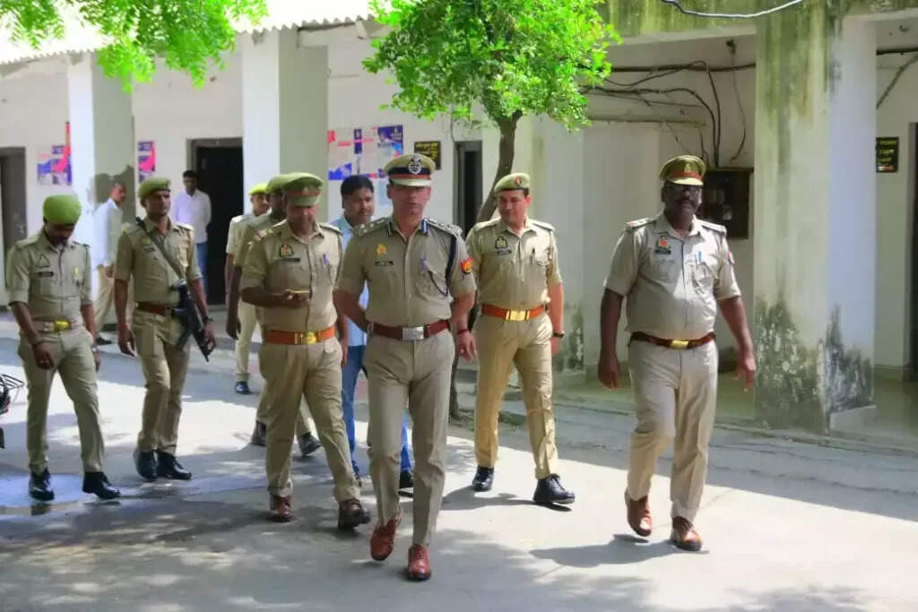 Varanasi Police : नव नियुक्त अपर पुलिस आयुक्त ने यातायात लाइन कार्यालयों का किया निरीक्षण