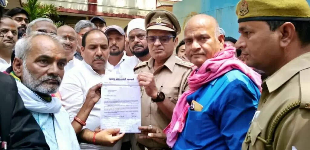 Varanasi : निजी विद्यालयों की मनमानी फीस के खिलाफ कांग्रेस का प्रदर्शन, राज्यपाल को भेजा 6 सूत्रीय ज्ञापन