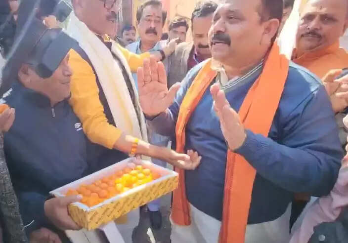 दिल्ली और मिल्कीपुर उपचुनाव में बीजेपी की जीत पर काशी में जश्न, कार्यकर्ताओं ने बांटी मिठाइयाँ