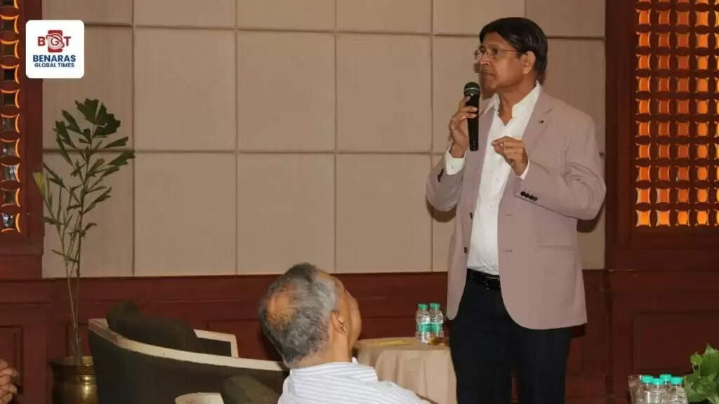 Varanasi: होटल क्लार्क्स में हुए नेत्र चिकित्सा सम्मेलन में डॉ. आर. के. ओझा और अन्य विशेषज्ञों ने प्रस्तुत किए सफल उपचार के अनुभव