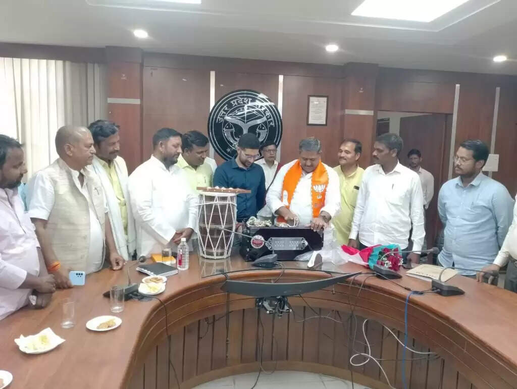 UP Culture Department : स्थानीय लोक कला को बढ़ावा देने हेतु लोक कलाकारों को वितरित की गई वाद्ययंत्र सामग्री