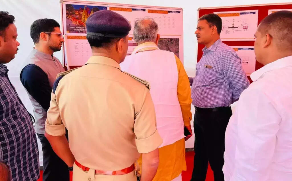 Inspection : प्रभारी मंत्री सुरेश खन्ना ने काली माता मंदिर से आज़मगढ़ मार्ग का किया निरीक्षण