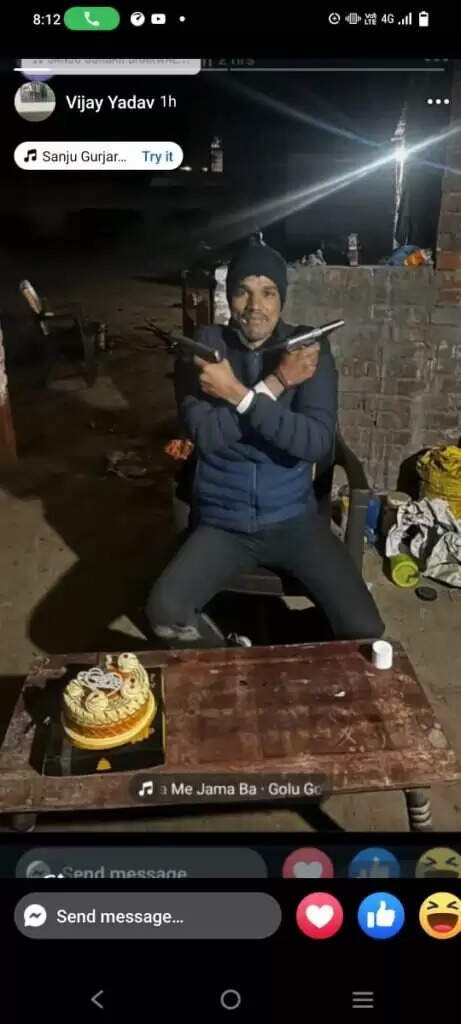 दोनों हाथों में पिस्तौल लेकर वायरल फोटो खिंचवाने वाला युवक गिरफ्तार