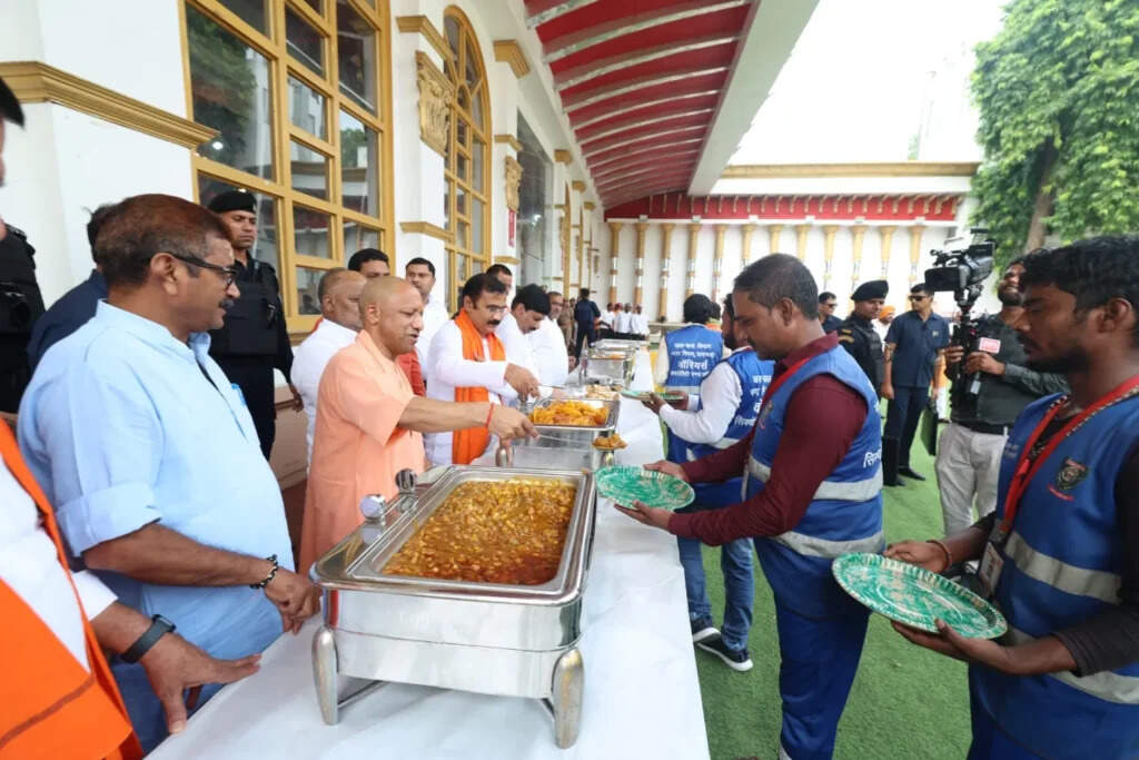 Varanasi: CM Yogi का ऐलान, सफाईमित्रों पर की पुष्पवर्षा, खाते में जल्द आएंगे 16-20 हजार रुपये