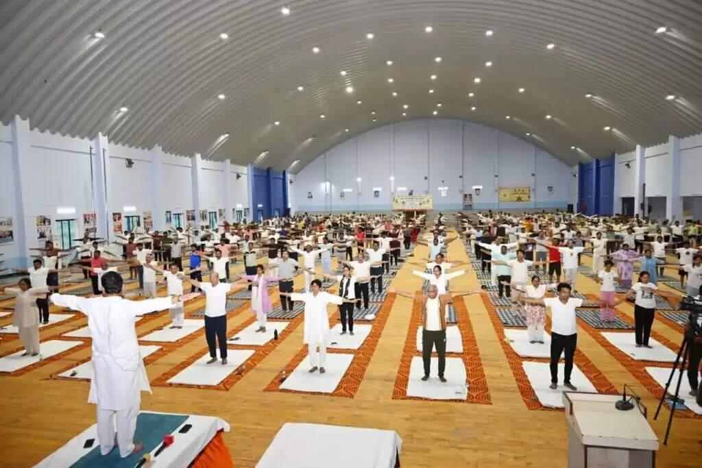 World Yoga Day : पूर्वांचल विश्वविद्यालय में 'एक पृथ्वी, एक स्वास्थ्य' के संकल्प संग मना अंतरराष्ट्रीय योग दिवस