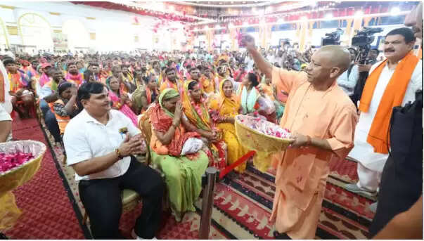Varanasi: CM Yogi का ऐलान, सफाईमित्रों पर की पुष्पवर्षा, खाते में जल्द आएंगे 16-20 हजार रुपये