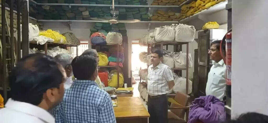 Varanasi court inspection : मंडलायुक्त ने कमिश्नरी न्यायालय का किया निरीक्षण, लंबित मामलों के शीघ्र निस्तारण के निर्देश