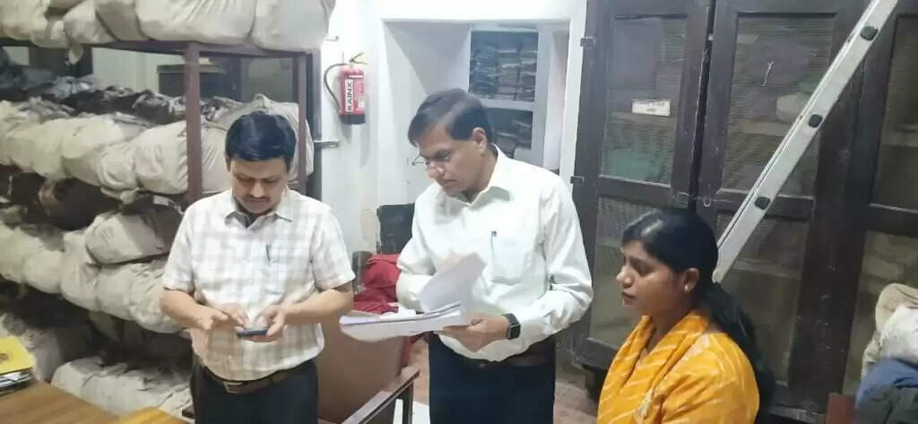 Varanasi court inspection : मंडलायुक्त ने कमिश्नरी न्यायालय का किया निरीक्षण, लंबित मामलों के शीघ्र निस्तारण के निर्देश