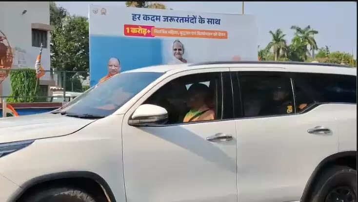 CM Yogi : वाराणसी पहुंचे मुख्यमंत्री योगी आदित्यनाथ, बुद्ध पूर्णिमा कार्यक्रम में होंगे शामिल, करेंगे विकास कार्यों की समीक्षा