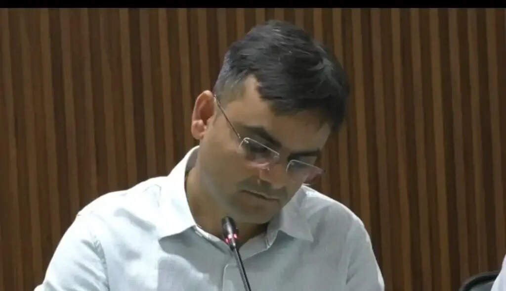 Varanasi DM : नए जिलाधिकारी सत्येंद्र कुमार ने संभाला मोर्चा, जमीनी समस्याओं पर जताई सख्त कार्यवाही की मंशा