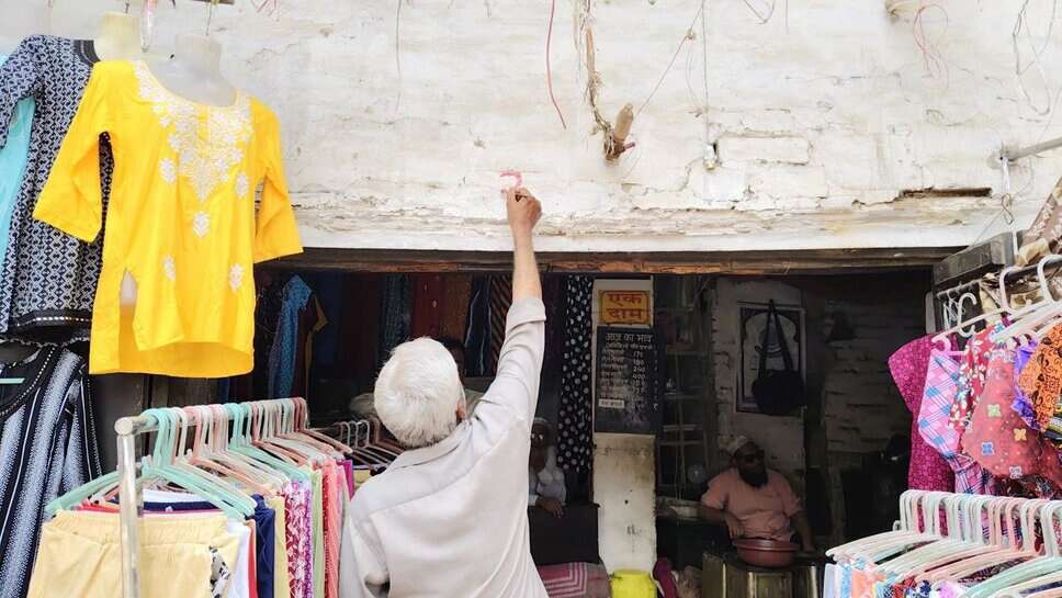Varanasi : दालमंडी में चौड़ीकरण के लिए 189 मकान-दुकानों पर मापी के लिए लगा लाल निशान, बनेगी वाराणसी की 'मॉडल सड़क'