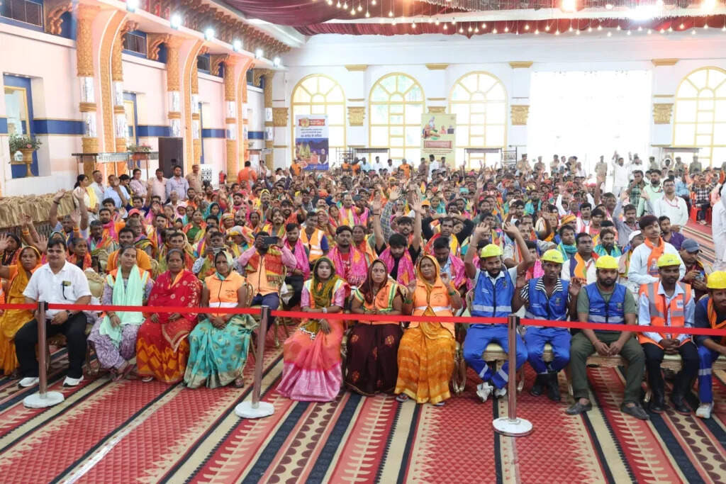 Varanasi: CM Yogi का ऐलान, सफाईमित्रों पर की पुष्पवर्षा, खाते में जल्द आएंगे 16-20 हजार रुपये