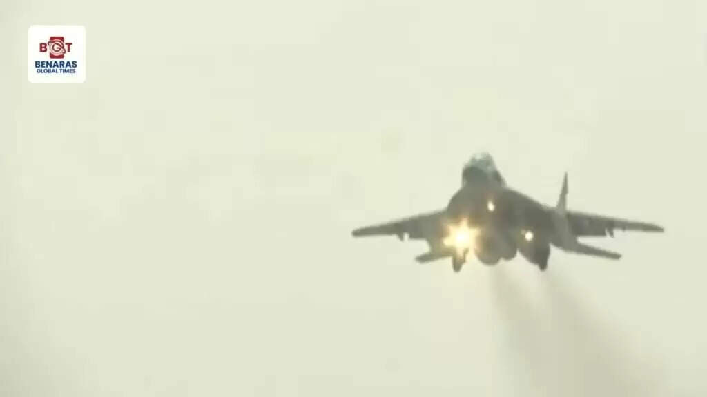 Ganga Expressway: गंगा एक्सप्रेसवे पर वायुसेना का शक्ति प्रदर्शन, राफेल-सुखोई ने की लैंडिंग