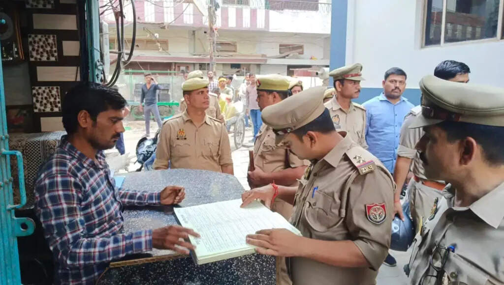 Varanasi Police: गैंगरेप घटना के बाद पुलिस का सघन चेकिंग अभियान, स्पा पार्लर और गेस्ट हाउस पर कड़ी नजर
