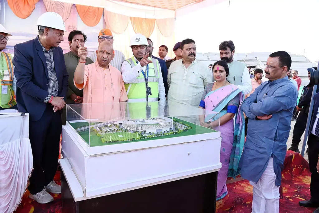 UP CM : मुख्यमंत्री योगी आदित्यनाथ ने दो दिवसीय काशी दौरे पर गंजारी अंतरराष्ट्रीय क्रिकेट स्टेडियम का निरीक्षण किया