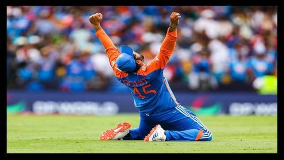 इंग्लैंड के खिलाफ रोहित शर्मा का धमाकेदार शतक, बल्ले से की 12 चौके और 7 छक्के की बरसात