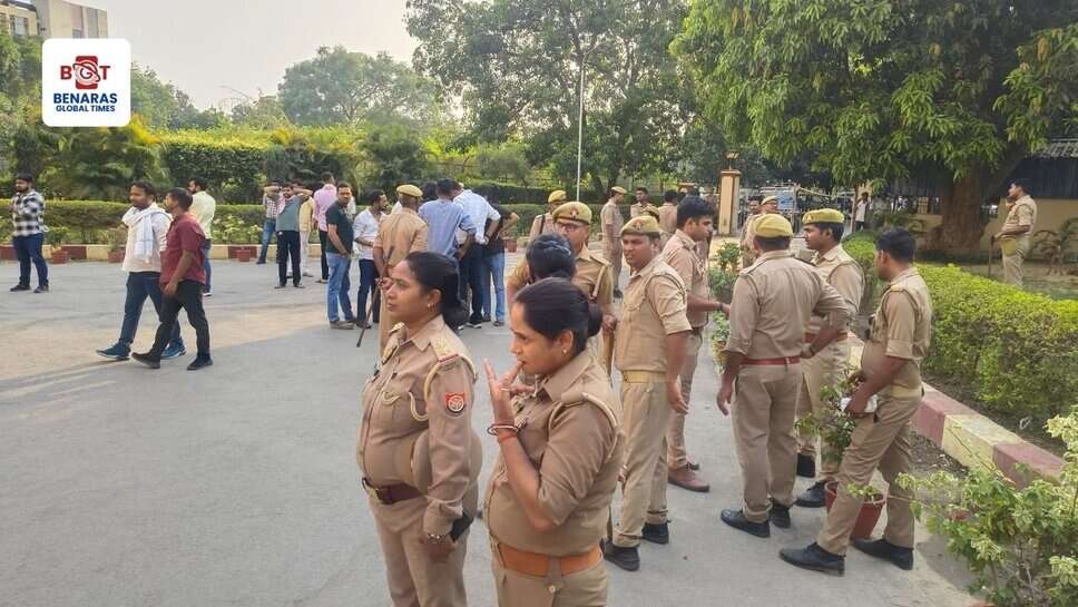 BHU Student Protest: छात्रों ने केंद्रीय कार्यालय का गेट बंद कर किया प्रदर्शन, PHD एडमिशन में धांधली का आरोप, PAC तैनात