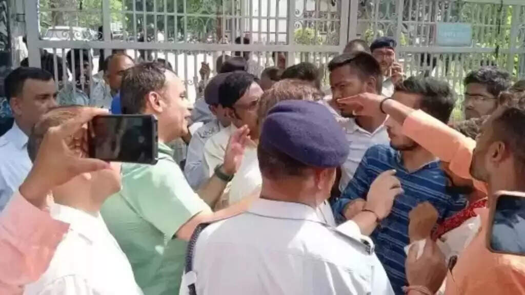 BHU में छात्रा की मौत पर फूटा गुस्सा: IMS निदेशक की 'बुद्धि-शुद्धि' के लिए छात्रों ने किया सुंदरकांड पाठ