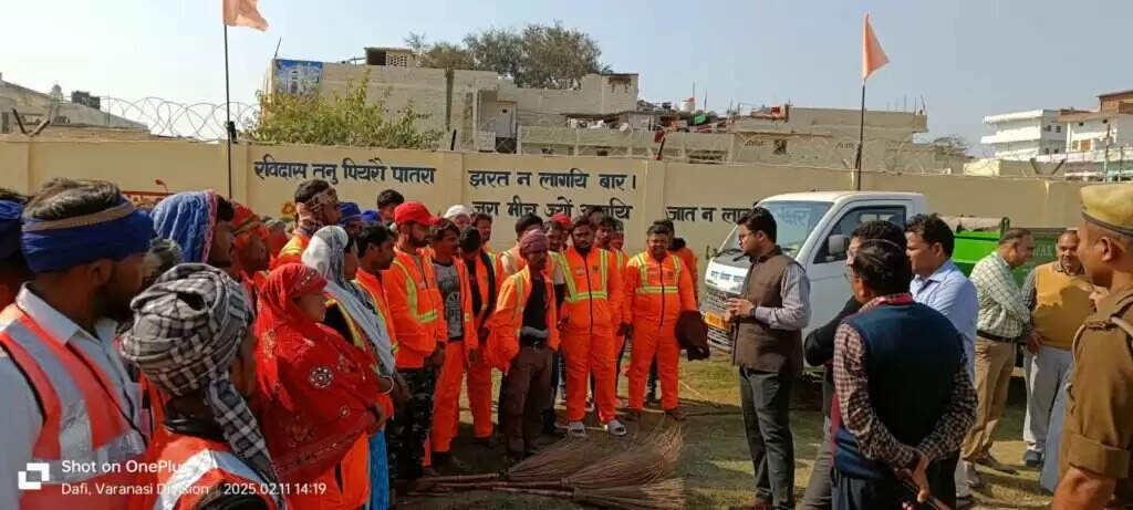 नगर आयुक्त ने किया संत रविदास जन्म स्थलीय मेला क्षेत्र का निरीक्षण, सफाई और सुविधाओं पर दिए कड़े निर्देश