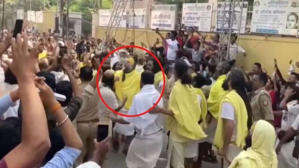 वृंदावन में Sant Premanand Maharaj बाल-बाल बचे, पदयात्रा के दौरान गिरा टेंट का ढाचा