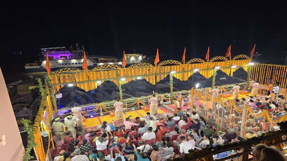 वाराणसी की गंगा आरती देख मॉरीशस पीएम और उनकी पत्नी हुई अभिभूत, कहा- ऐसा अद्धभुत...
