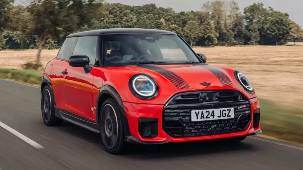 Mini Cooper S: सिर्फ 5 लाख की डाउन पेमेंट में बन सकती है आपकी, जानें EMI और फीचर्स का पूरा गणित