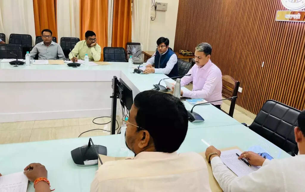 Varanasi Voter List 2025 : डीएम एस. राजलिंगम ने पारदर्शी चुनाव के लिए की अहम बैठक