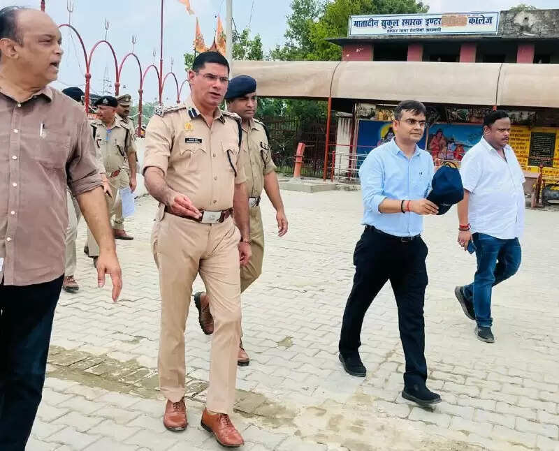 Varanasi : DM ने किया मोडेला तिराहा से मोहनसराय तक के कावड़ मार्गों का निरीक्षण, व्यवस्थाओं को परखा