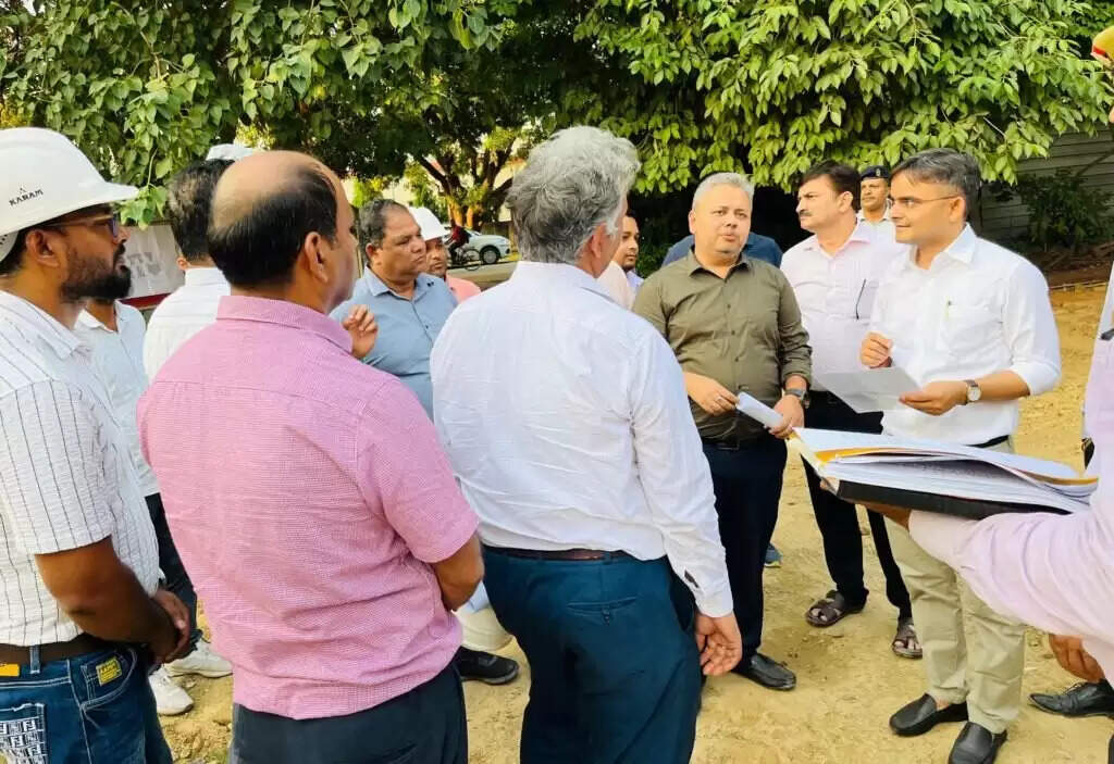 Varanasi DM : जिलाधिकारी ने बीएचयू में निर्माणाधीन परियोजनाओं का किया औचक निरीक्षण