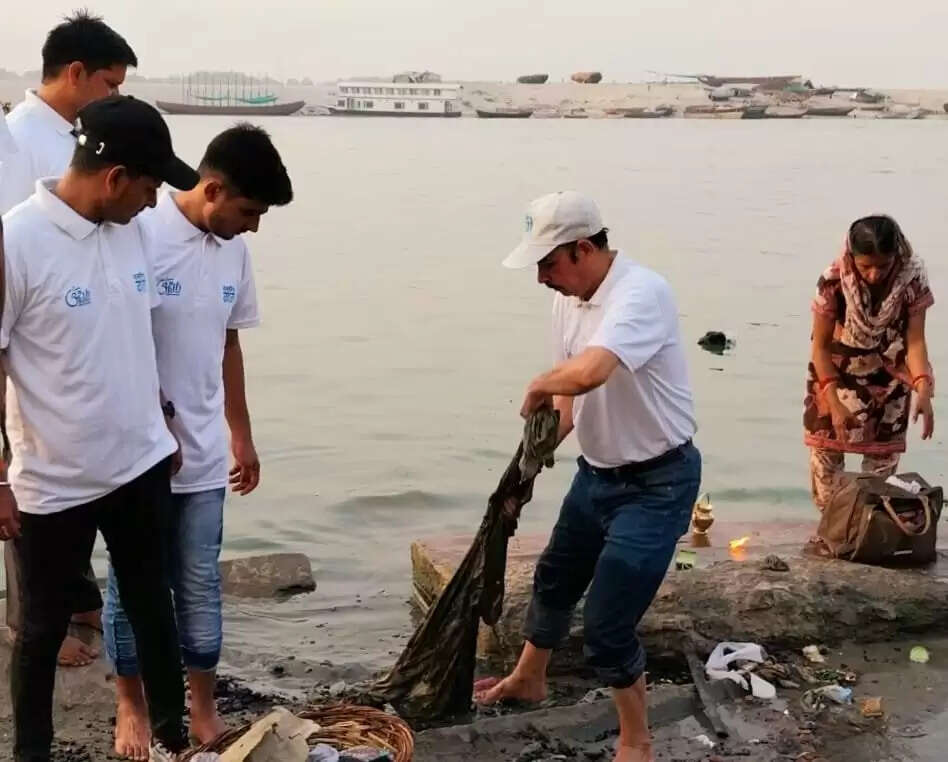 Namami Gange Campaign : मणिकर्णिका घाट पर चला स्वच्छता अभियान, लोगों से की गंगा नदी में कूड़ा न डालने की अपील