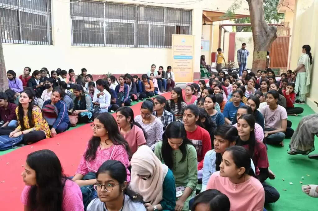 काशी विद्यापीठ में छात्राओं के लिए निःशुल्क स्वास्थ्य जांच शिविर आयोजित