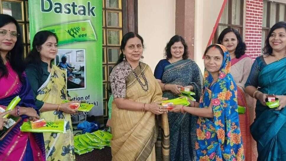 बनारस रेल इंजन कारखाना में महिलाओं के स्वास्थ्य के प्रति जागरूकता अभियान, सेनेटरी नैपकिन का वितरण